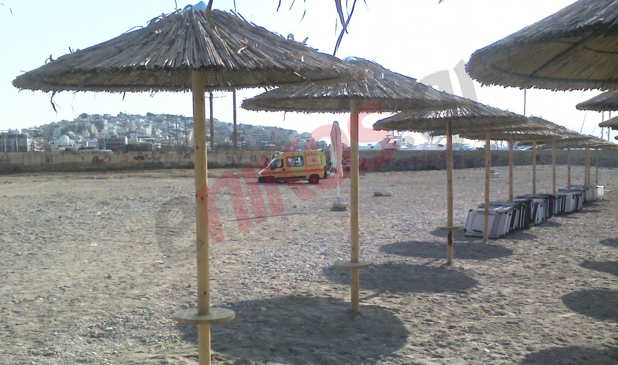 ΦΩΤΟ-Το ασθενοφόρο κόλλησε στην άμμο