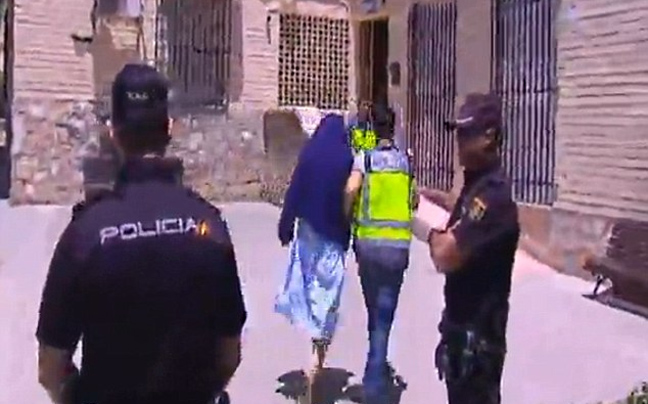 Μάνα πέταξε το μωρό σε σωλήνα