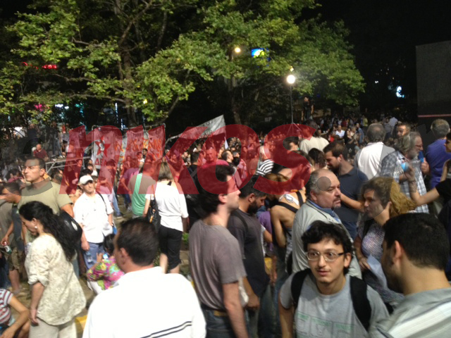 ΦΩΤΟ-Παραμένει ο κόσμος στο προαύλιο της ΕΡΤ