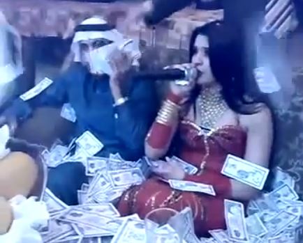 ΒΙΝΤΕΟ-Με τι ραίνουν τις τραγουδίστριες οι εμίρηδες;