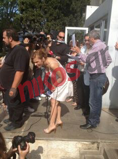 ΦΩΤΟ- Συγκεντρωμένοι στο προαύλιο της ΕΡΤ