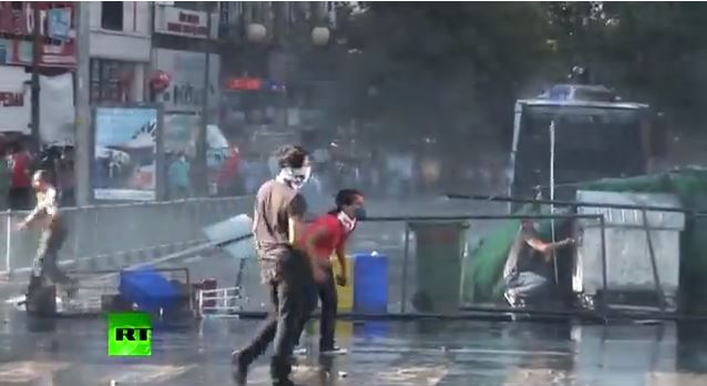 ΒΙΝΤΕΟ-Αστυνομικό τεθωρακισμένο παρασύρει διαδηλωτή