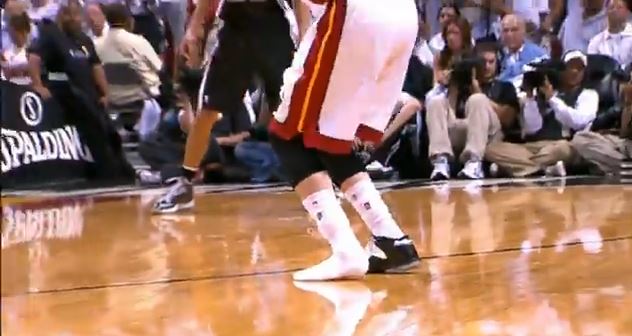 ΒΙΝΤΕΟ-Τρίποντο με ένα…παπούτσι