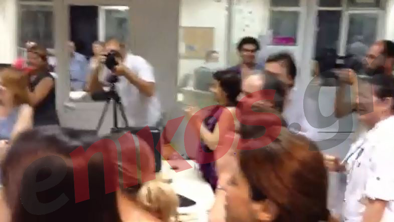 ΦΩΤΟ- Ξέσπασαν σε χειροκροτήματα οι εργαζόμενοι της ΕΡΤ