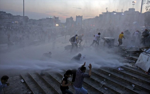 ΒΙΝΤΕΟ- Βίαιες συγκρούσεις στην Ταξίμ