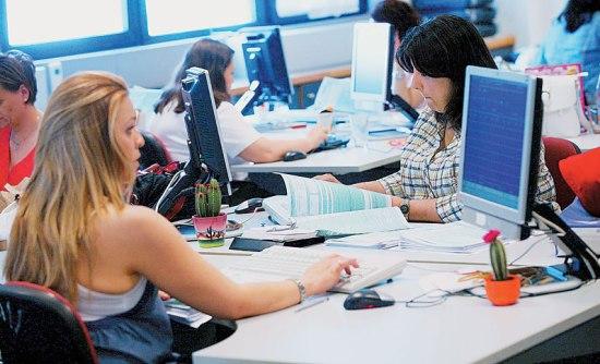 Τέλος οι αιώνιοι συμβασιούχοι