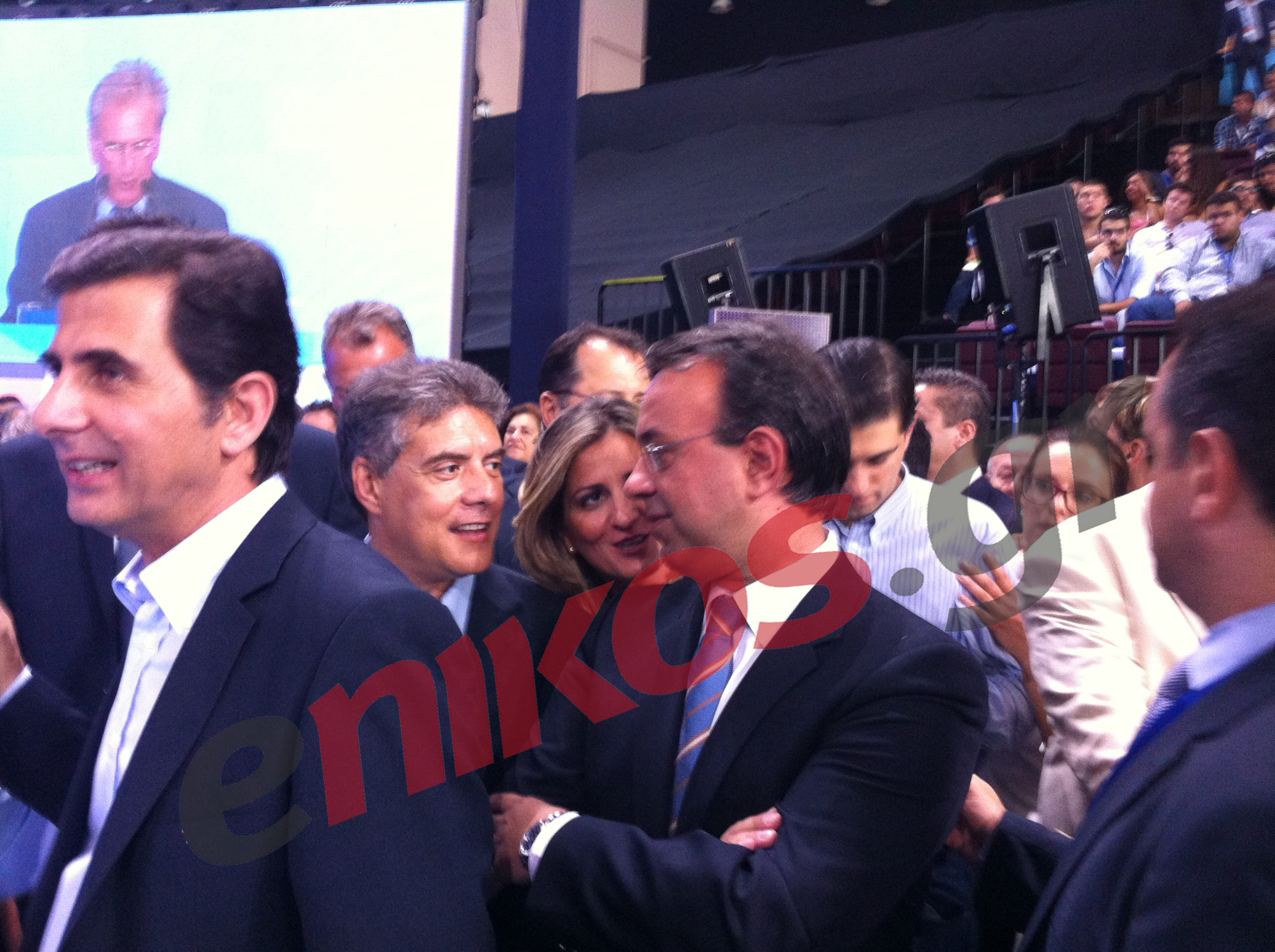 ΦΩΤΟ-Τα “πηγαδάκια” και οι υπουργοί στο συνέδριο