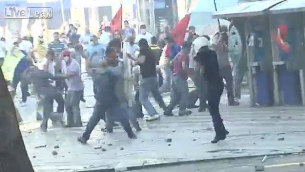 ΒΙΝΤΕΟ – Ο αστυνομικός που πυροβολεί το πλήθος