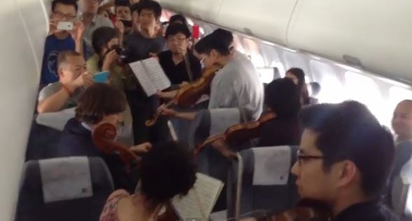 ΒΙΝΤΕΟ-Συναυλία στο…αεροπλάνο