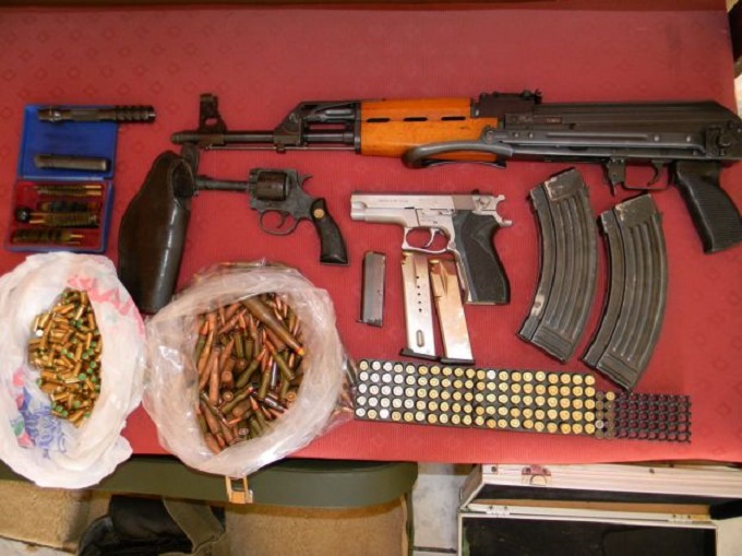 Είχε στο σπίτι του ναρκωτικά και όπλα