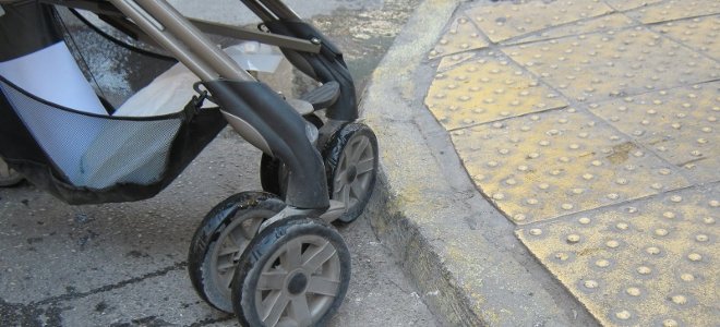 Έβαλαν φωτιά σε παιδικό καρότσι