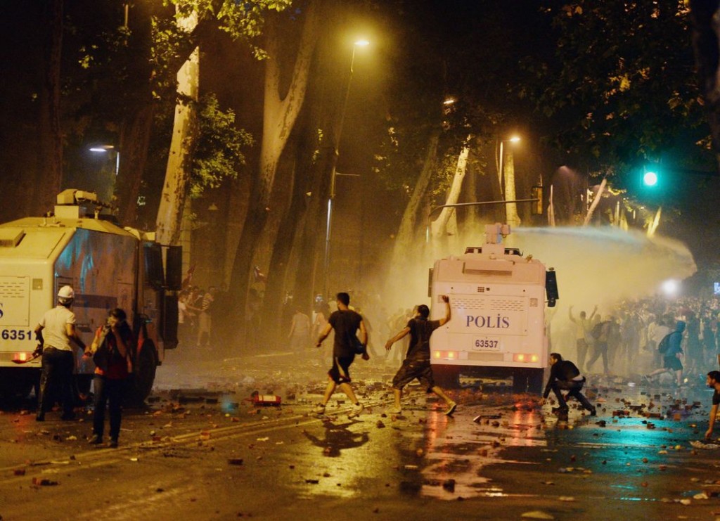 ΒΙΝΤΕΟ- Τουρκία: Η αστυνομία επιτέθηκε σε δημοσιογράφο
