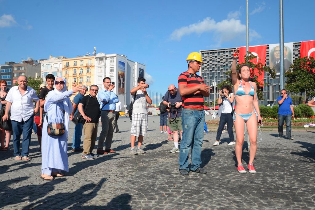 Διαμαρτυρήθηκε με μπικίνι στην Ταξίμ