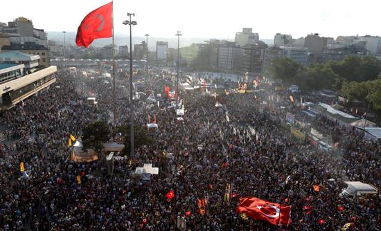 Με διαδηλωτές τα λέει ο Ερντογάν