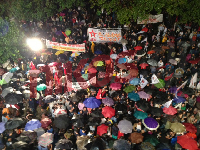 ΦΩΤΟ – Παρά τη βροχή παραμένουν στην ΕΡΤ