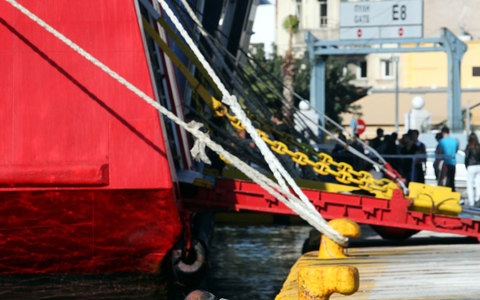 ΤΩΡΑ-Συλλήψεις ναυτεργατών στη Ραφήνα