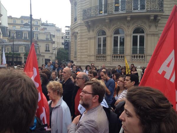 ΦΩΤΟ- Συγκέντρωση για την ΕΡΤ στο Παρίσι