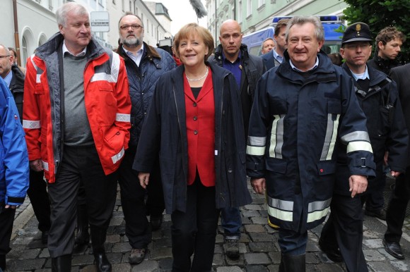 Η Μέρκελ δίνει 100 εκατ. ευρώ