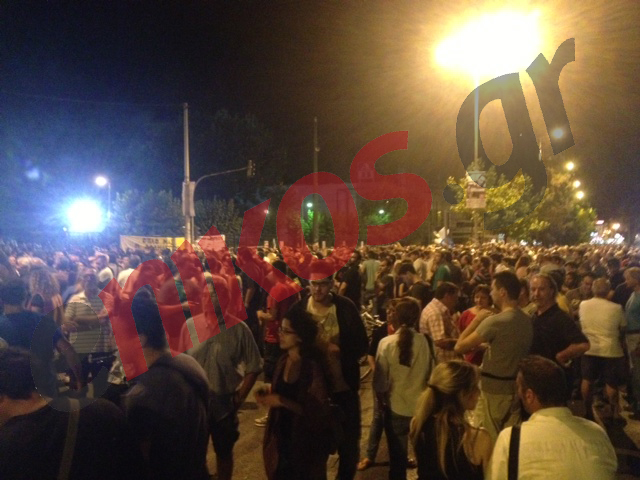 ΦΩΤΟ-Έξω από το Ραδιομέγαρο