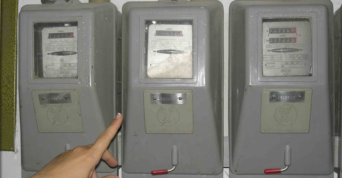 Τους πυροβόλησε για το ρεύμα