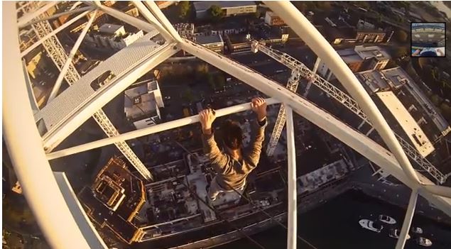 Κρέμεται από τα 76 μέτρα