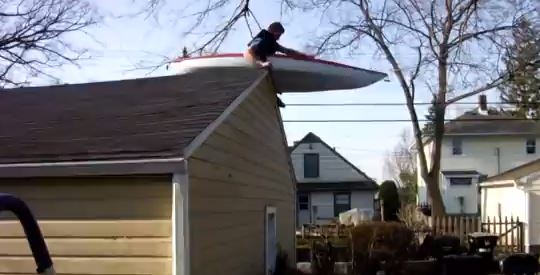 ΒΙΝΤΕΟ- Έκανε το κανό… τσουλήθρα