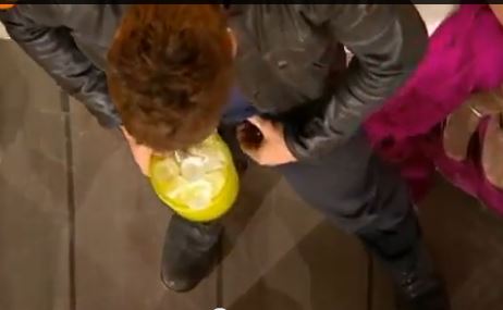 ΒΙΝΤΕΟ-O Gerard Butler έριξε παγάκια στο παντελόνι του