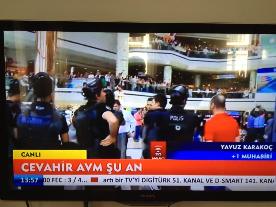 ΦΩΤΟ – Η αστυνομία σε εμπορικό κέντρο