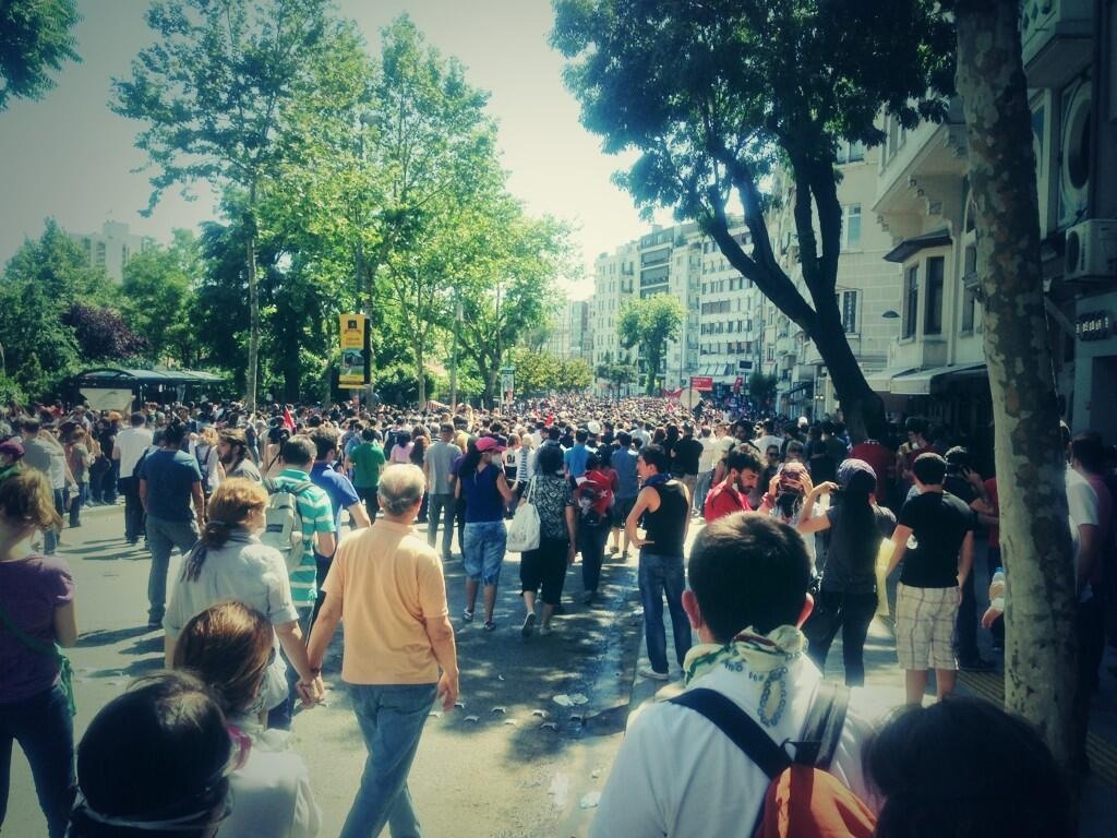 ΤΩΡΑ-Ο κόσμος συγκεντρώνεται για τη μεγάλη πορεία