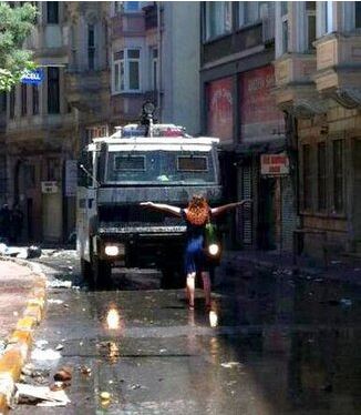 ΦΩΤΟ – H “επανάσταση” του Ταξίμ μέσω twitter