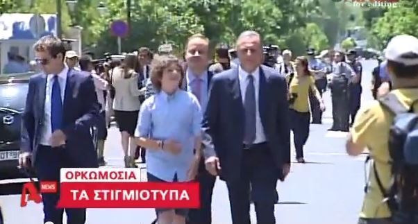 ΒΙΝΤΕΟ-Συν γυναιξί και τέκνοις στην ορκωμοσία