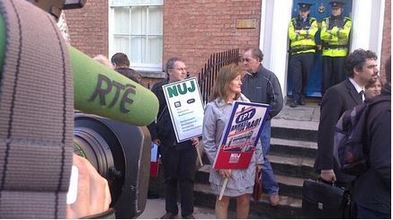 ΦΩΤΟ – Διαμαρτυρία στο Δουβλίνο για την ΕΡΤ