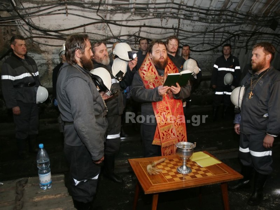 ΦΩΤΟ-Τέλεσε αγιασμό 770 μ. κάτω από τη γη