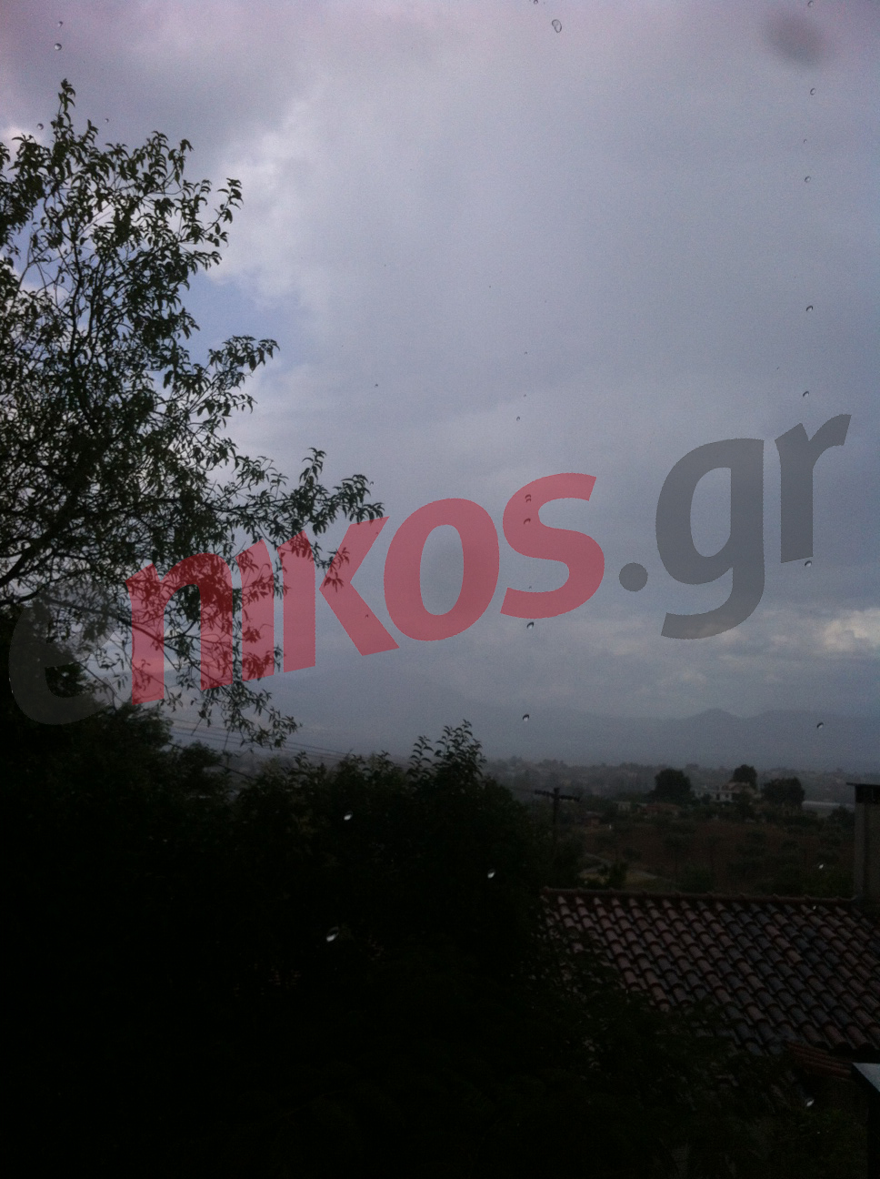 ΦΩΤΟ-Βρέχει στον Μαραθώνα