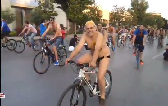 ΒΙΝΤΕΟ-Ο Μιχάλης Τρεμόπουλος “γυμνός” ποδηλάτης