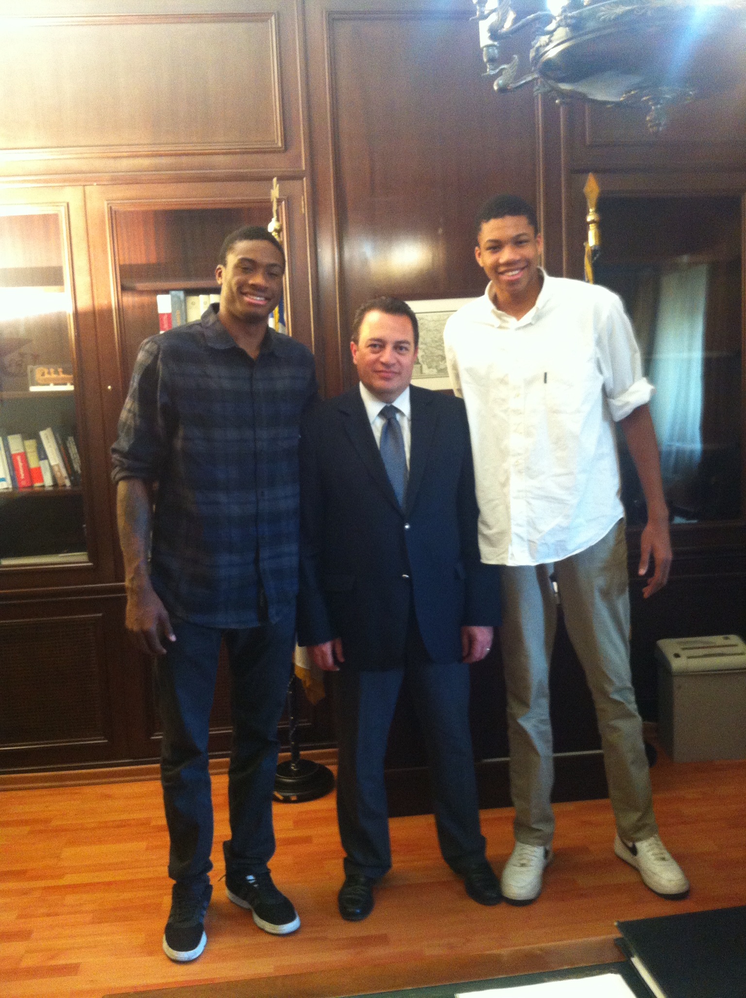 Ο Στυλιανίδης με τα αδέλφια Αντετοκούνμπο