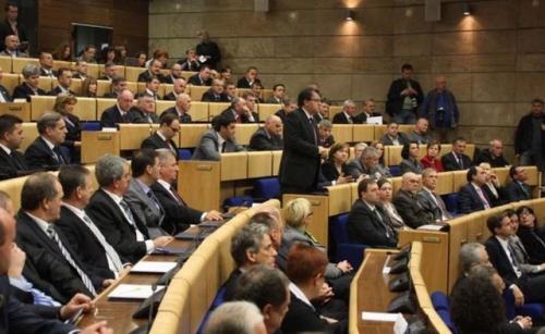 Βοσνία:Διαδηλωτές «έκλεισαν» στη Βουλή πολιτικούς και τραπεζίτες