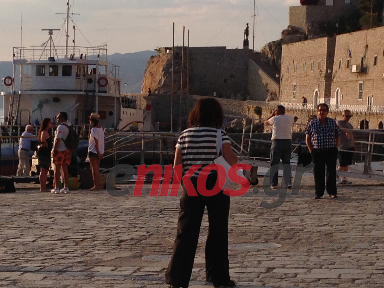 ΦΩΤΟ-Η πρώην ισχυρή υπουργός του ΠΑΣΟΚ κουβαλάει μόνη τις αποσκευές της