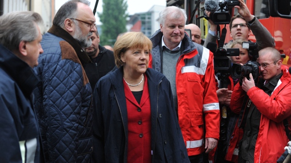«Η Μέρκελ βοηθάει… προεκλογικά»
