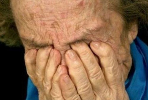 Ληστές φίμωσαν 92χρονη