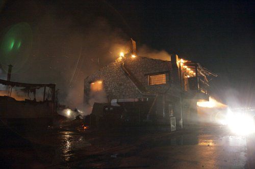 ΦΩΤΟ-Μεγάλη φωτιά και ισχυρή έκρηξη σε κέντρο διασκέδασης