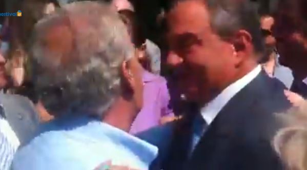 ΒΙΝΤΕΟ-Υποδέχθηκαν με χειροκροτήματα τον Καραμανλή