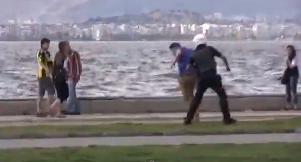 ΒΙΝΤΕΟ – Αστυνομικοί επιτίθενται σε περαστικούς