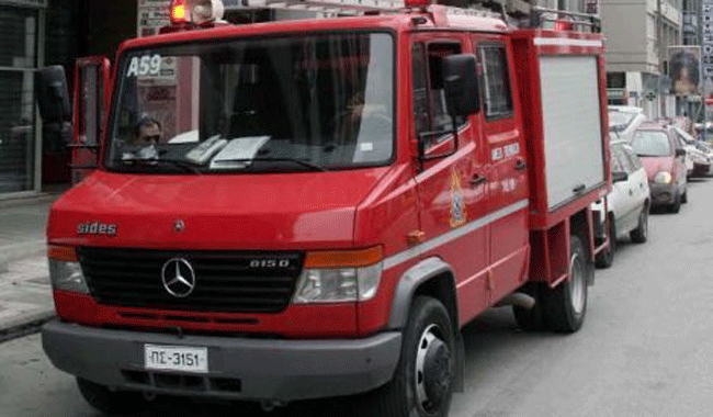 Απορριμματοφόρο σε χαντάκι-Εγκλωβίστηκε ο οδηγός