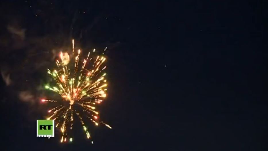 ΦΩΤΟ-Πυροτεχνήματα στην πλατεία Ταξίμ