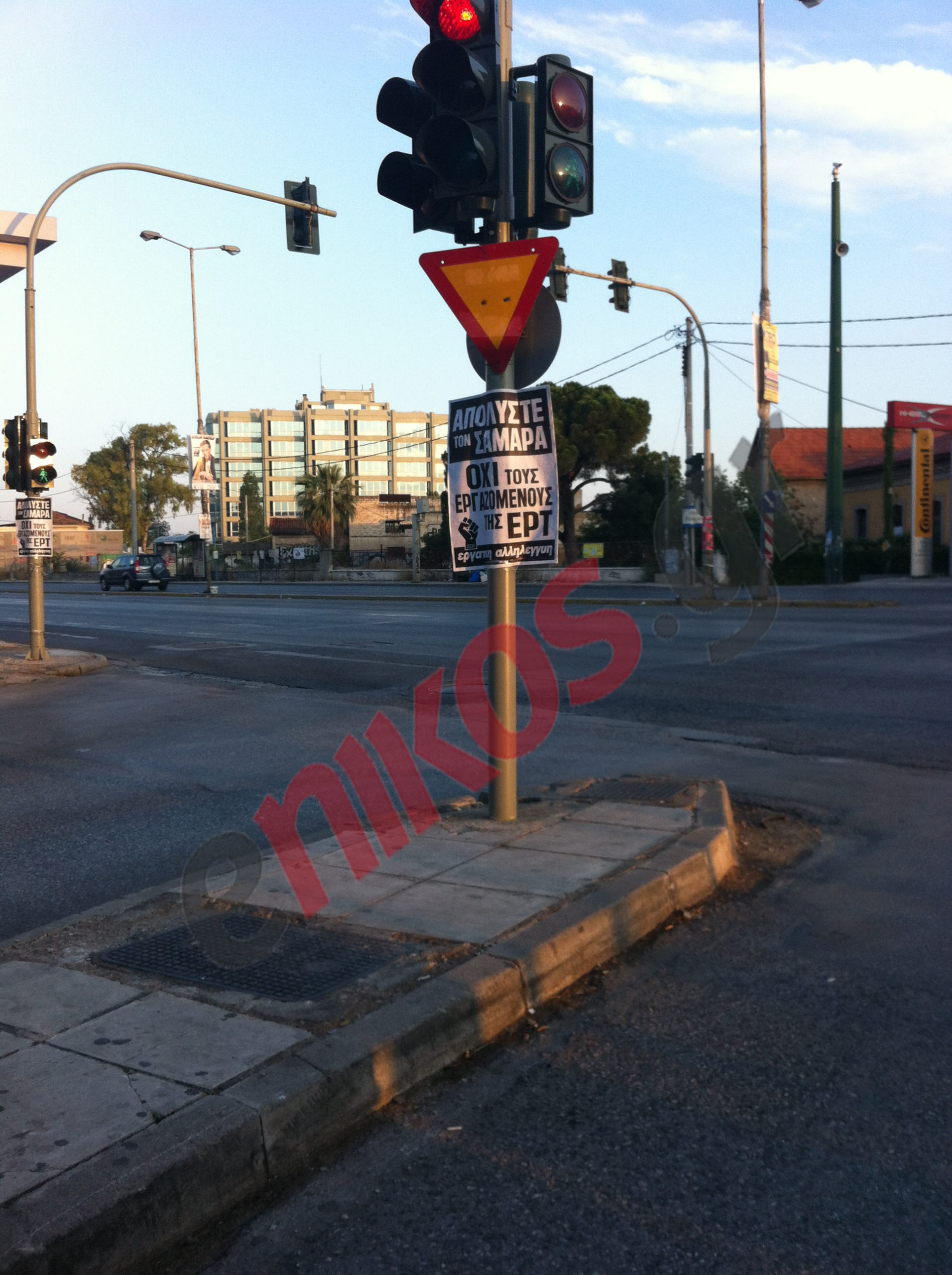 ΦΩΤΟ-Αφίσες κοντά στο Ραδιομέγαρο