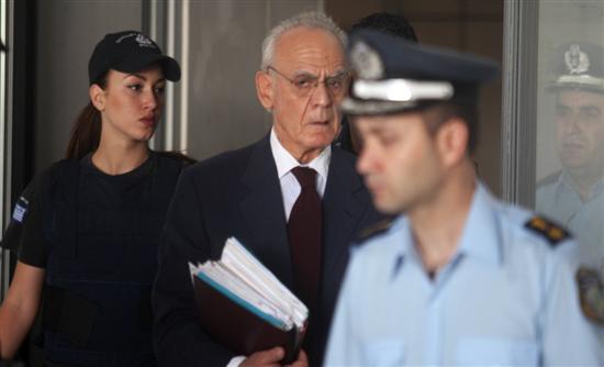 Αντικρούει τους ισχυρισμούς Άκη