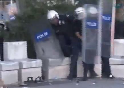 ΒΙΝΤΕΟ-Οι συμπλοκές διαδηλωτών και αστυνομικών