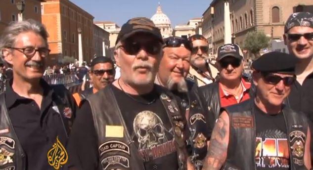 ΒΙΝΤΕΟ-Ο Πάπας ευλογεί “Χαρλεάδες”