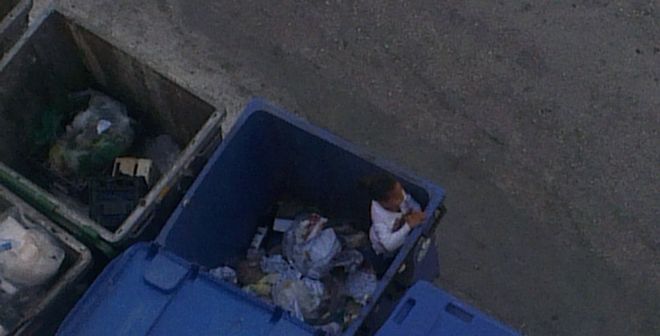 Συγκλονιστικό: Πιάστηκαν στα χέρια για τα αποφάγια στα σκουπίδια